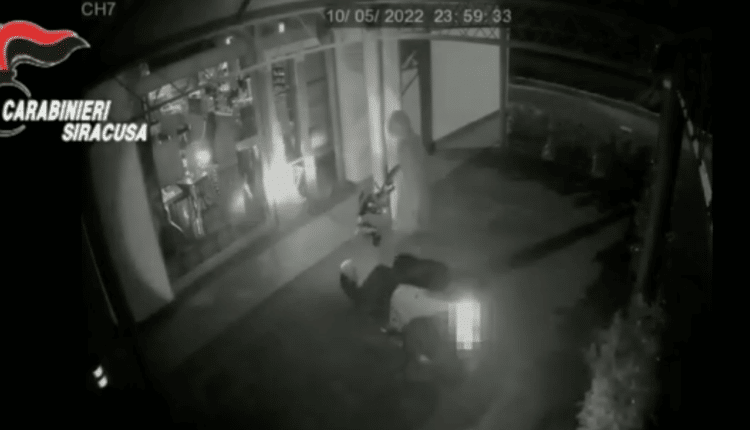 Siracusa, spaccavano le vetrine con uno scooter rubato e rapinavano negozi: arrestati