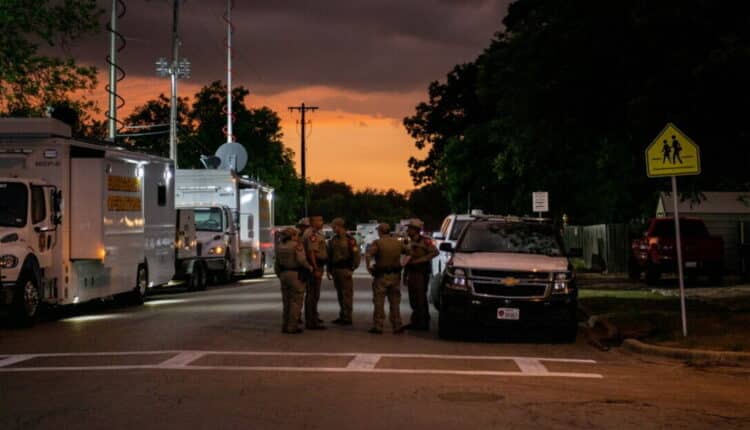 USA, irrompe in una scuola, spara e uccide 19 bambini. Strage nel Texas