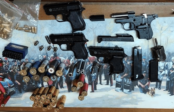 Maddaloni, detenzione abusiva di armi, deferite cinque persone