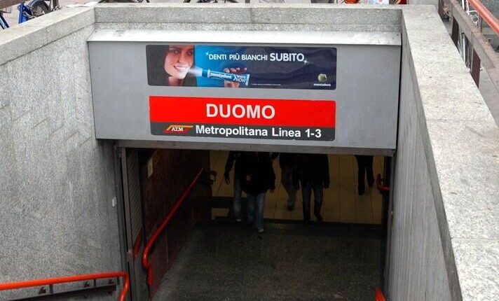 Milano, Metro Duomo: spinge giù nella metro una 25enne. Arrestata