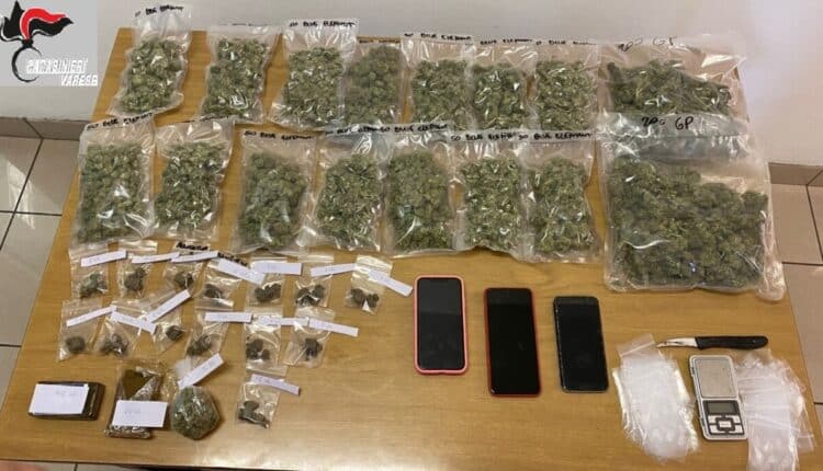 All'interno della sua abitazione è stato rinvenuto un chilo e mezzo di Marijuana e Hashish, sottoposto alla misura cautelare degli arresti domiciliari