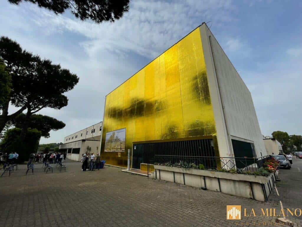 Napoli, inaugurata "Operazione oro", installazione dello street artist Zevs
