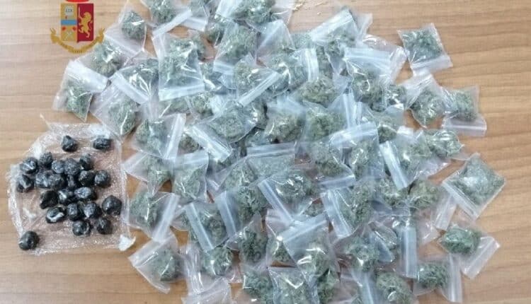 Napoli, droga a Secondigliano: pusher vede la Polizia e abbandona la droga