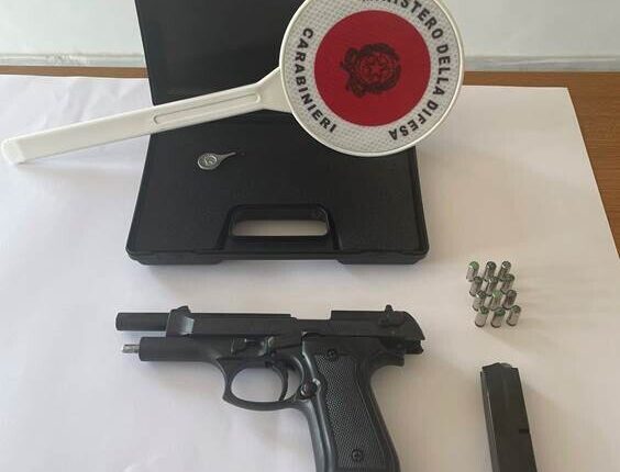 Caserta, falso carabiniere mostra la pistola ed esplode colpi.