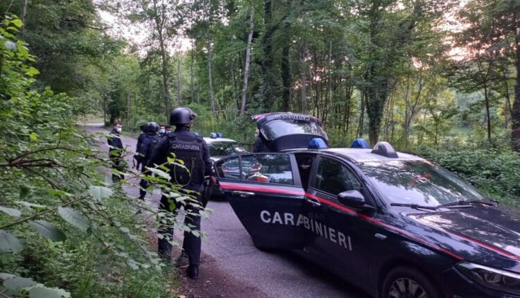 Vergiate, spaccio nei boschi: arrestati 2 pusher