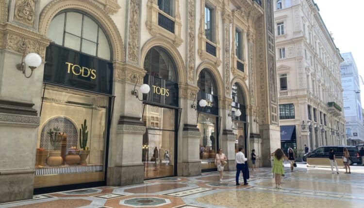 Milano, aste all'incanto in galleria Vittorio Emanuele II.