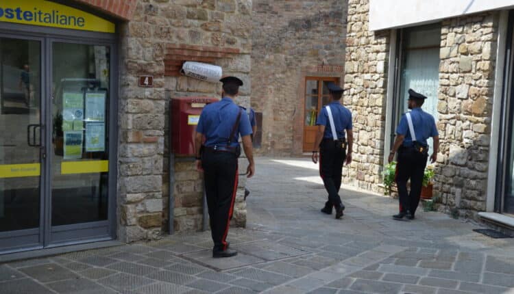 un valore complessivo di €1650, più 2 ricariche di carte postali rispettivamente di 962 e 400 euro.