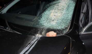 Busca, lanciano mattoni su auto in corsa, arrestati