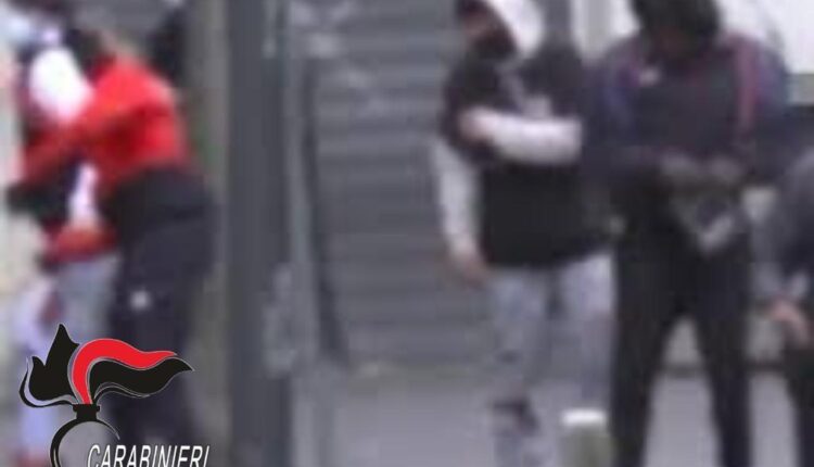 Monza, Baby gang in azione all'ingresso del liceo.