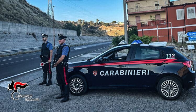 Melito di Porto Salvo, minaccia i passanti armato di coltello: arrestato