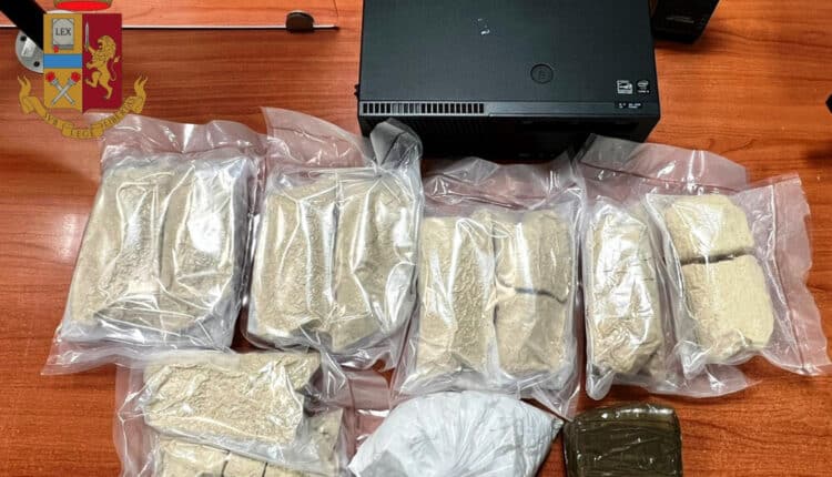 Napoli, macchina rubata usata come magazzino della droga: sequestrati 6kg