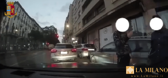 Milano, spaccano lo specchietto della loro vittima e gli chiedono 200 euro: fermati