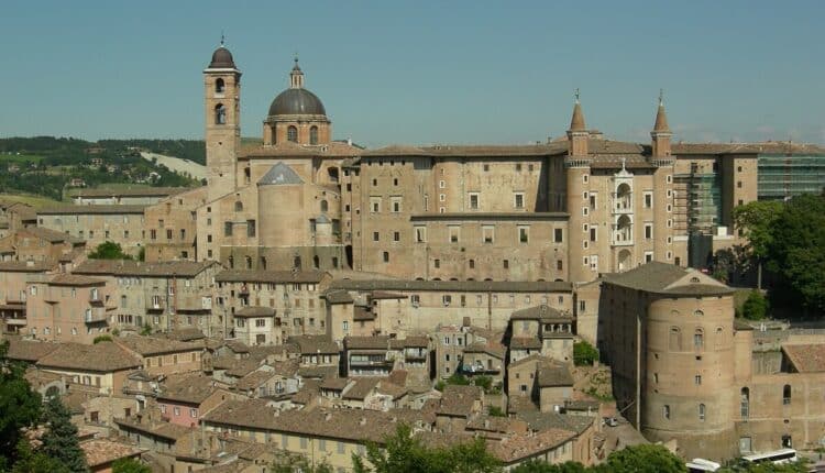 1200px-PanoramaUrbino