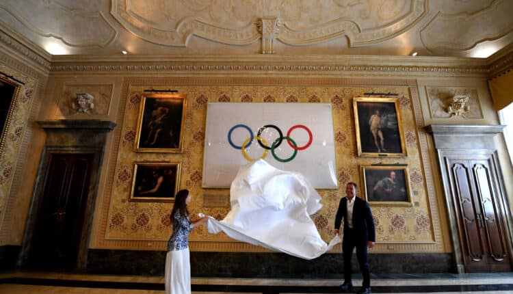 Milano, esposte a Palazzo Marino le bandiere olimpiche