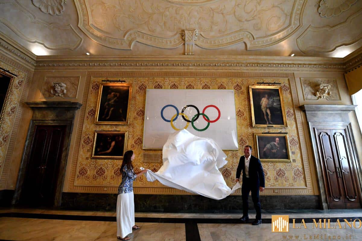 Milano, esposte a Palazzo Marino le bandiere olimpiche