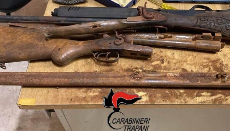 Salemi (Trapani), deteneva illegalmente due fucili. Arrestato