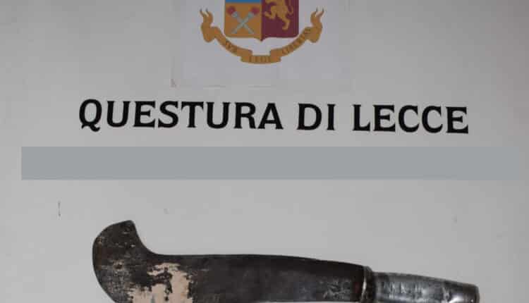 Nardò, in giro armato di machete, lo usa per minacciare la Polizia