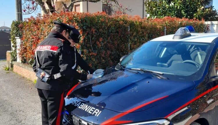 Porcari (Lucca), minaccia i passanti con un attrezzo e i Carabinieri con un forcone: 33enne arrestato.