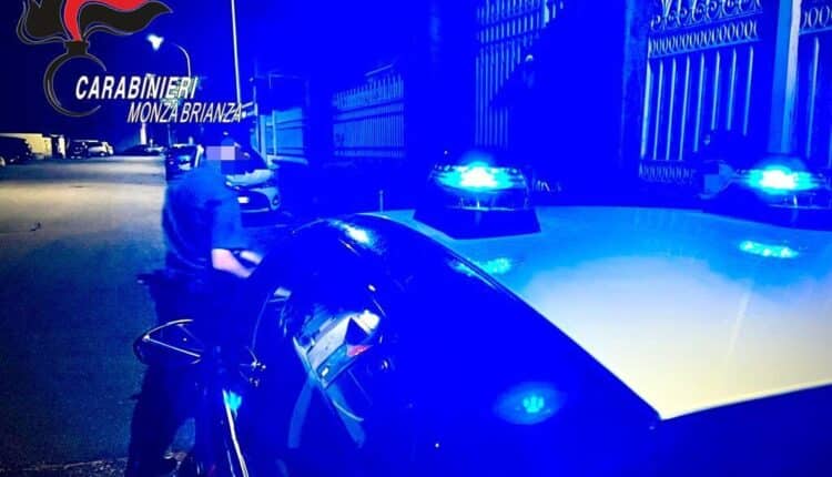 Lentate sul Seveso, entra in casa per comprarla e, armato di pistola, rapina due volte il proprietario