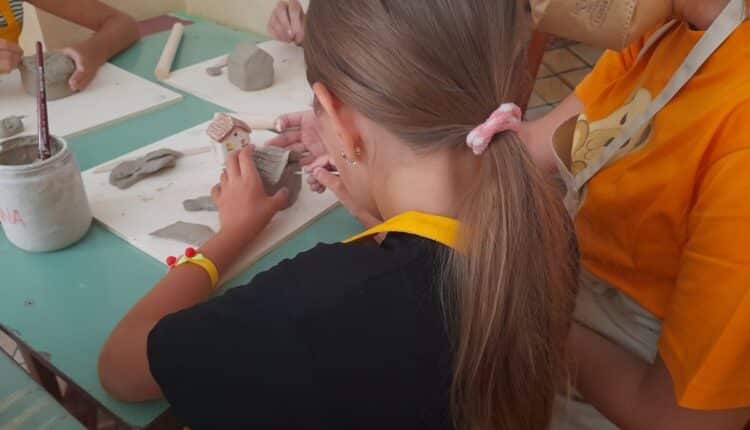 Manipolazione argilla ai laboratori ceramico-terapia per Ucraina - Fondazione Lene Thun