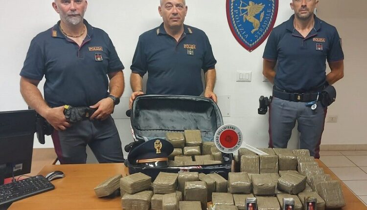 Frosinone, fermata auto sulla A1: dentro 30kg di hashish