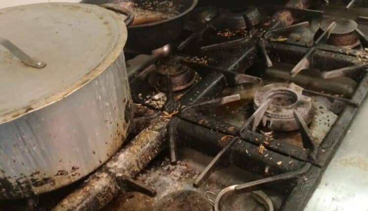 Napoli, grasso, sporcizia e cattivo odore in un ristorante etnico: sanzioni per 8.000 euro