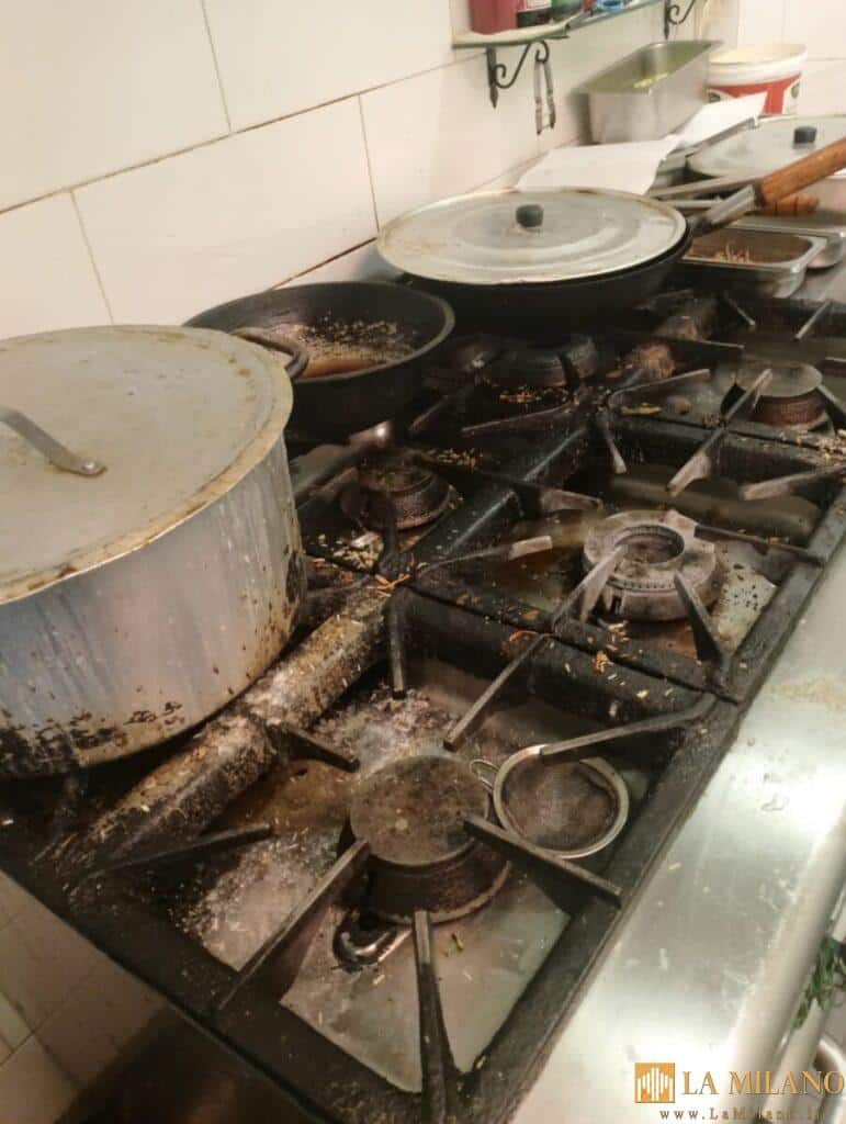 Napoli, grasso, sporcizia e cattivo odore in un ristorante etnico: sanzioni per 8.000 euro