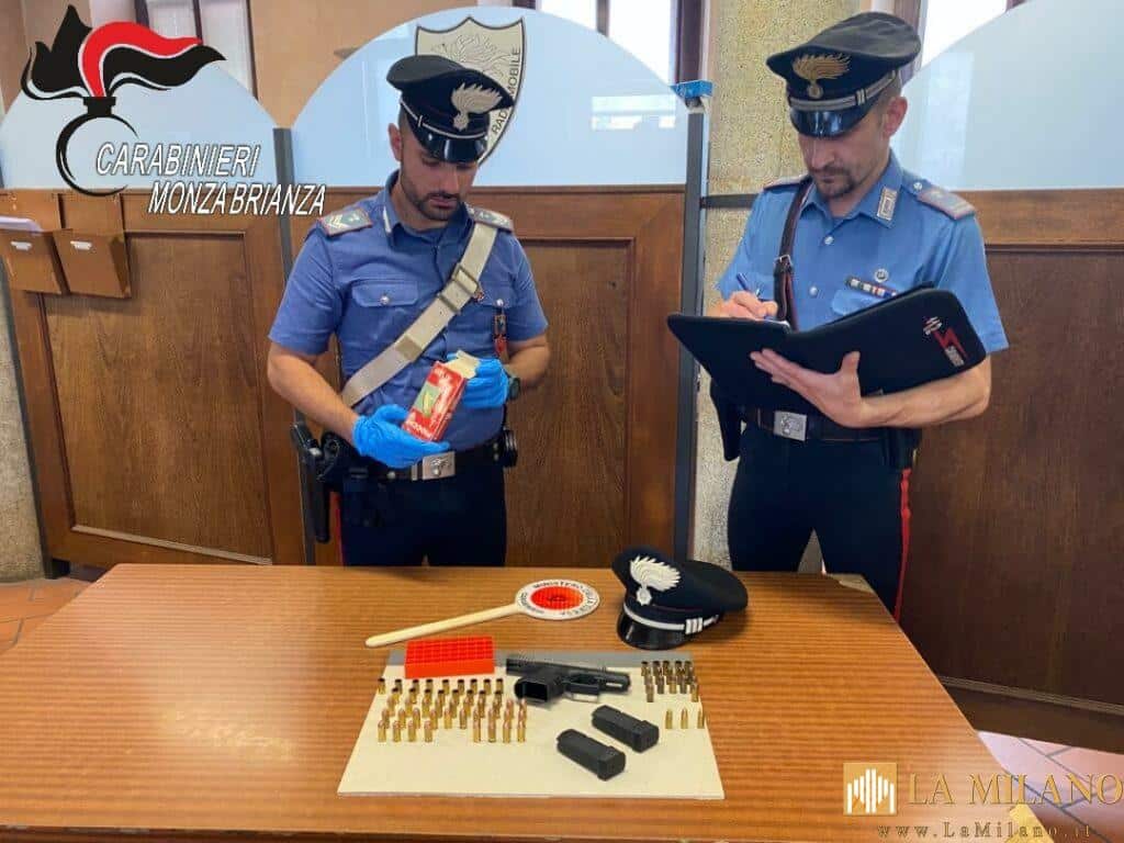 Monza, in auto per la città con una pistola rubata: fermato