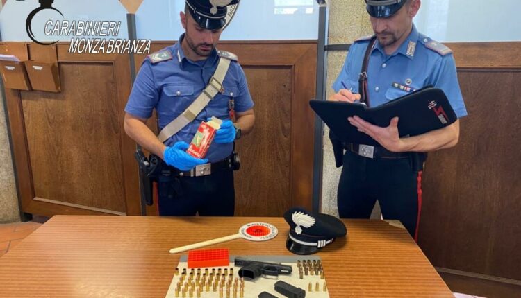 Monza, in auto per la città con una pistola rubata: fermato