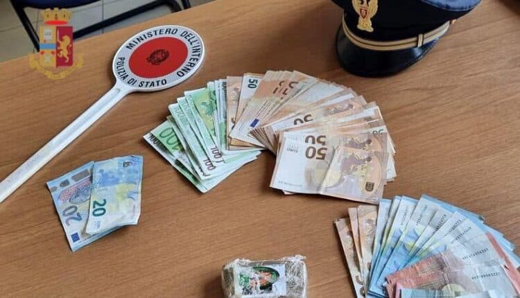 Milano, al cinema con un etto di hashish: pusher in manette