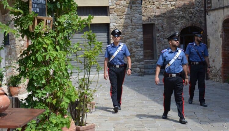 Villasalto, 75enne ubriaco minaccia passanti con un bastone