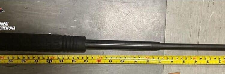 Cremona, si presenta in caserma con manganello: denunciato