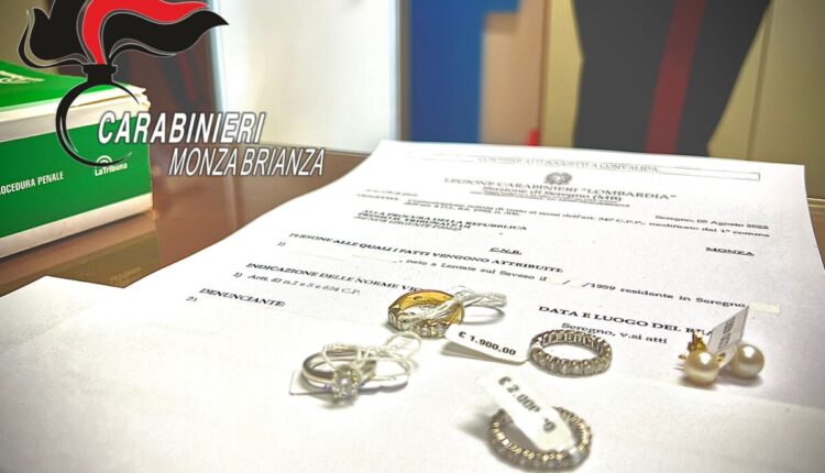 Seregno, chiede aiuto al vicino ma lui le ruba tutto l'oro