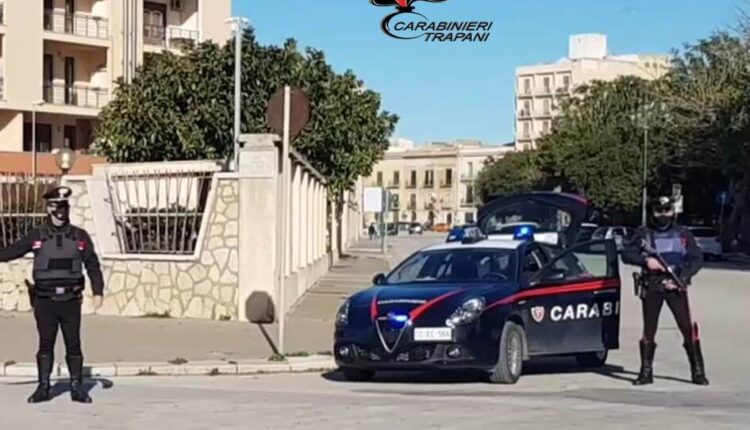 Trapani, aggredisce con un coltello il personale del 118 intervenuto per la aiutare la nonna