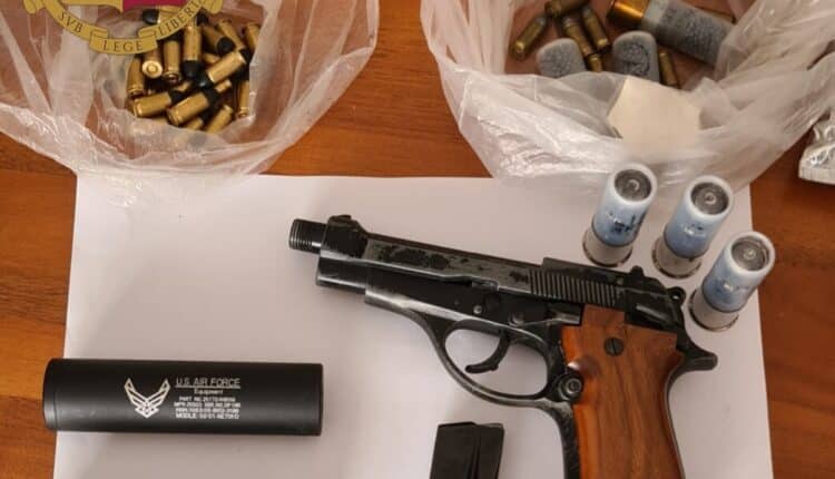 Trapani, pistola illegale e silenziatori in casa: arrestato