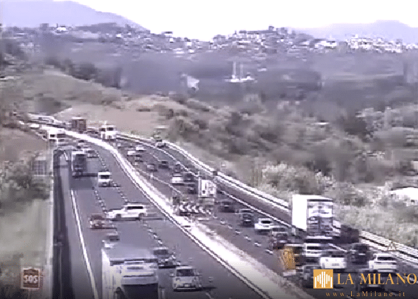 Roma, sbaglia direzione e fa "inversione a U" in autostrada: patente ritirata.