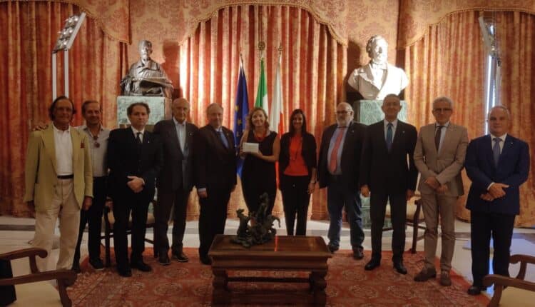 07-09-22 dal Rotary 25.000 € di buoni pasto per i rifugiati ucraini_questa mattina la consegna a Palazzo di Città