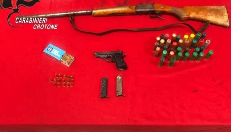 Crotone, arrestato un sessantaduenne trovato in possesso di armi e munizione illegalmente detenute