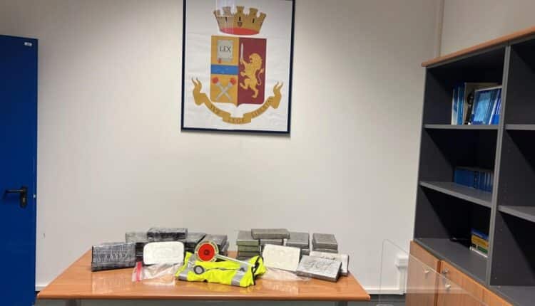 Novara, autocisterna carica di droga: due arresti per traffico internazionale di stupefacenti