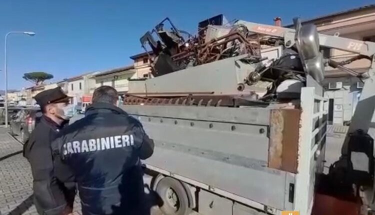 Caserta, sequestrati alcuni veicoli che trasportavano illecitamente rifiuti speciali