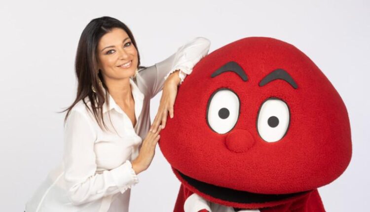 Milano, Roberta Lanfranchi, nuova conduttrice di Paperissima Sprint. Nella foto, con il Gabibbo. 2018-10-04 © Carlos Folgoso / Massimo Sestini