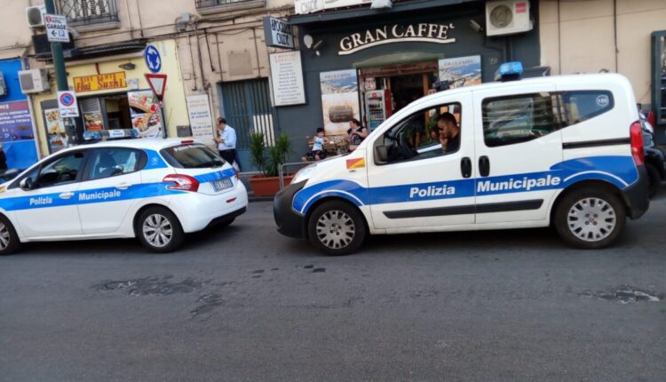 Napoli, controlli per sosta selvaggia e sale giochi
