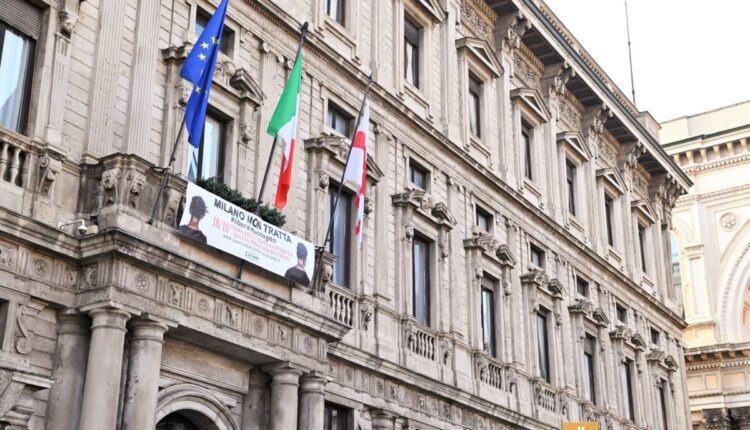 Milano, welfare: giornata europea contro la tratta, lo striscione a Palazzo Marino