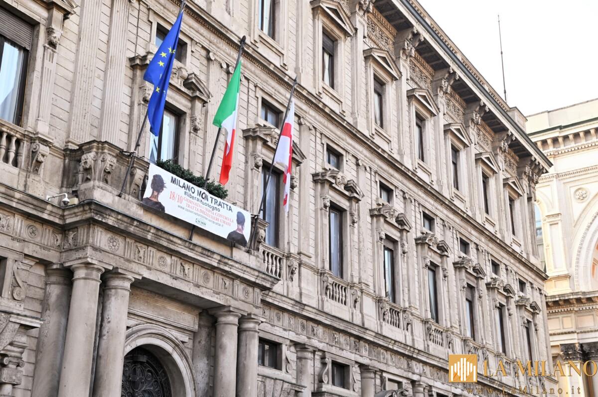 Milano, welfare: giornata europea contro la tratta, lo striscione a Palazzo Marino