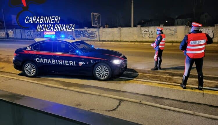 Biassono (MB), prova a corrompere i militari per non sottoporsi all’alcoltest e al loro rifiuto li aggredisce: arrestata dai Carabinieri