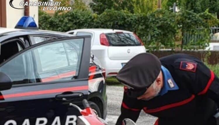 Livorno, tenta di rubare una borsa, fermata e denunciata dai carabinieri: era anche alla guida di un motociclo rubato