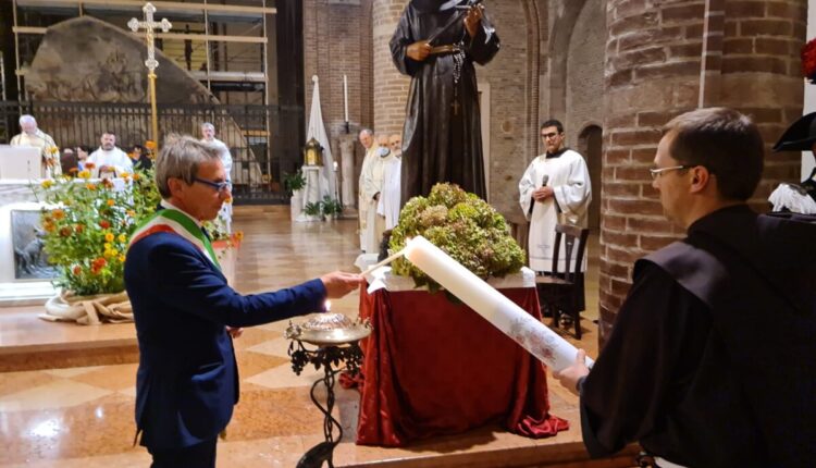 Mantova, donato un cero votivo ai francescani durante la cerimonia dedicata a San Francesco