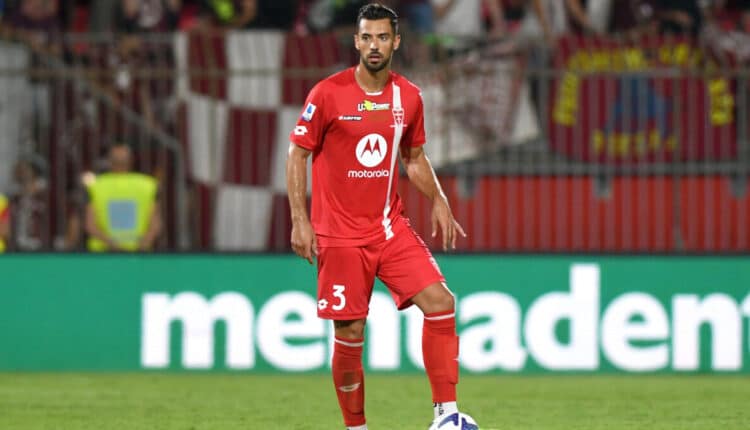 Assago (MI), il difensore del Monza Pablo Marì è stato accoltellato all'interno del centro commerciale