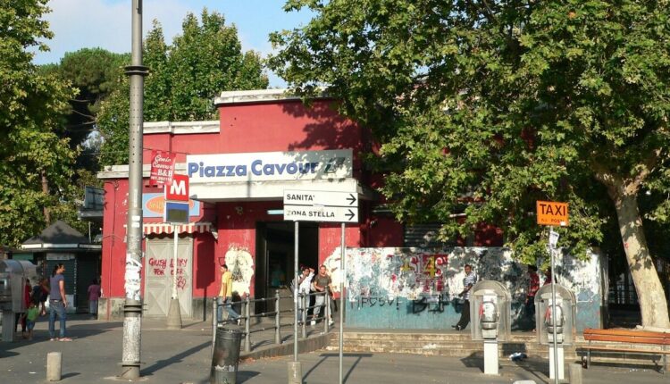 Napoli, Piazza Cavour: un uomo armato di coltello a bordo treno è stato arrestato