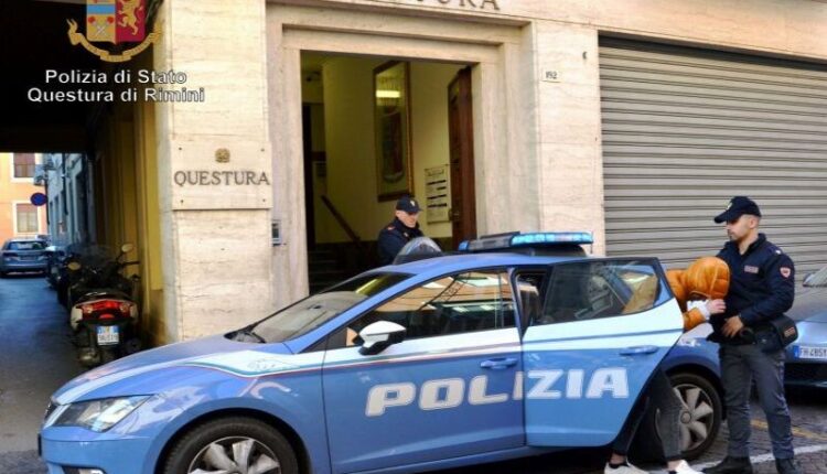 Rimini, rapina all’interno di un’auto